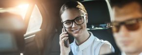 Voyager paisiblement avec un véhicule de tourisme avec chauffeur