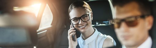 Voyager paisiblement avec un véhicule de tourisme avec chauffeur